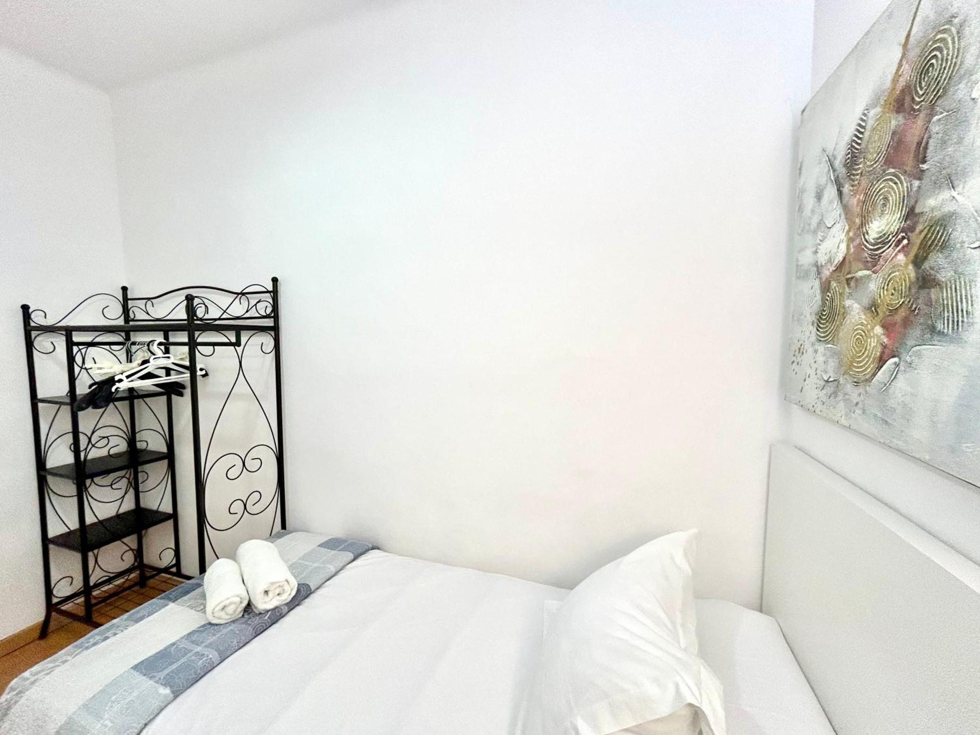 Apartment Carrer D'Olesa Barcelona Bagian luar foto
